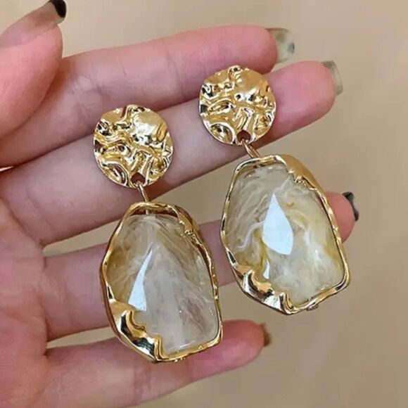 ⭐️Gold Tone White Ivory like Swirl Post Back Drop Dangle Earrings ⭐️ - Picture 16 of 16